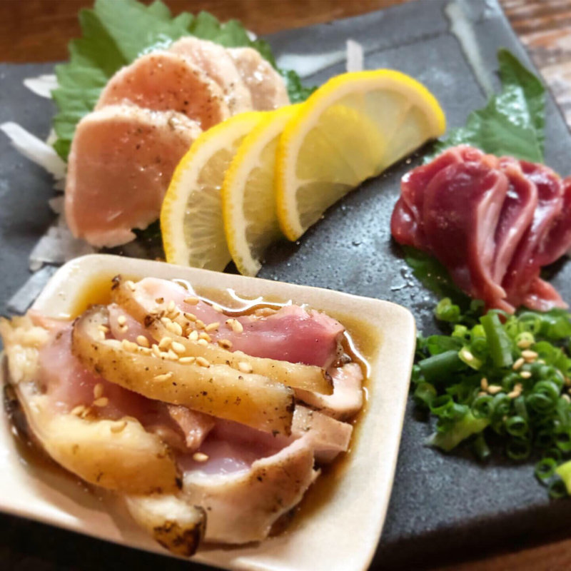 鶏刺し盛合せ(港焼き鳥本舗)