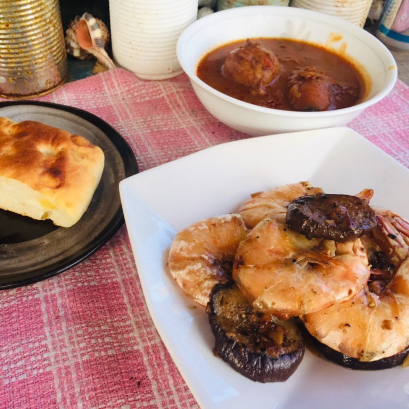 天然エビと茄子のガーリックシュリンプにゴロゴロ野菜のトマトシチュー🍅(BOXX Coffee & X-presso)