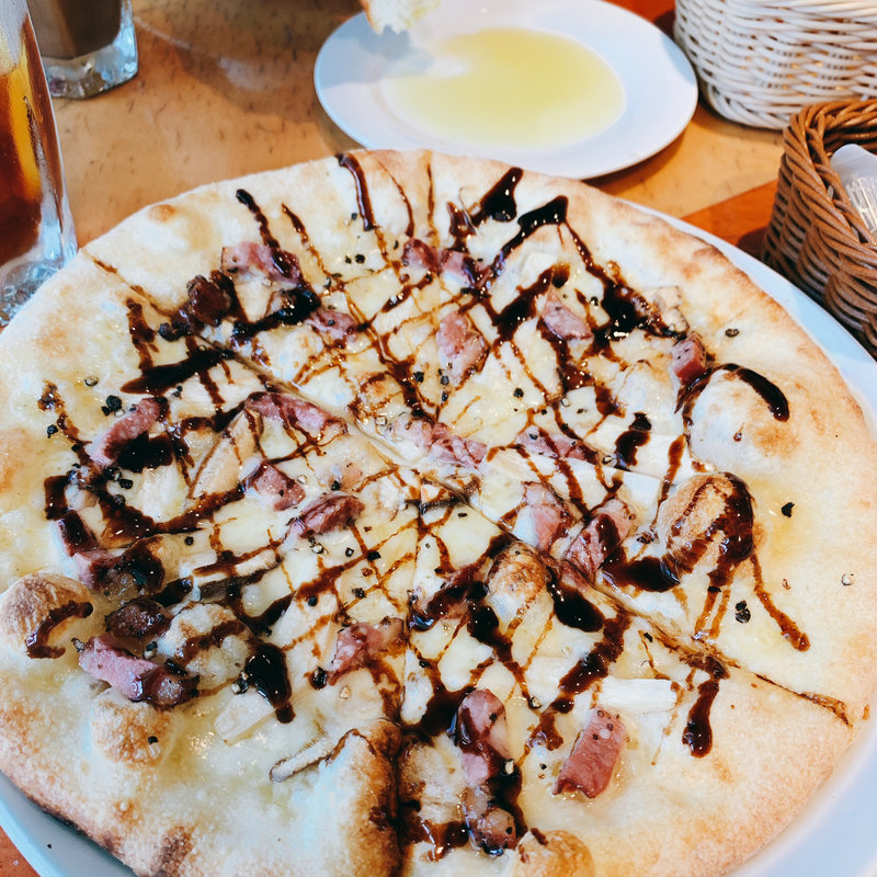 合鴨とエリンギのピッツア バルサミコソース(マーケットレストランAGIO 市川店)