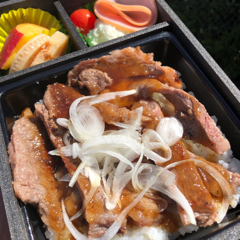 国産牛ステーキ重(宮崎牛認定店 肉のやまひろ)