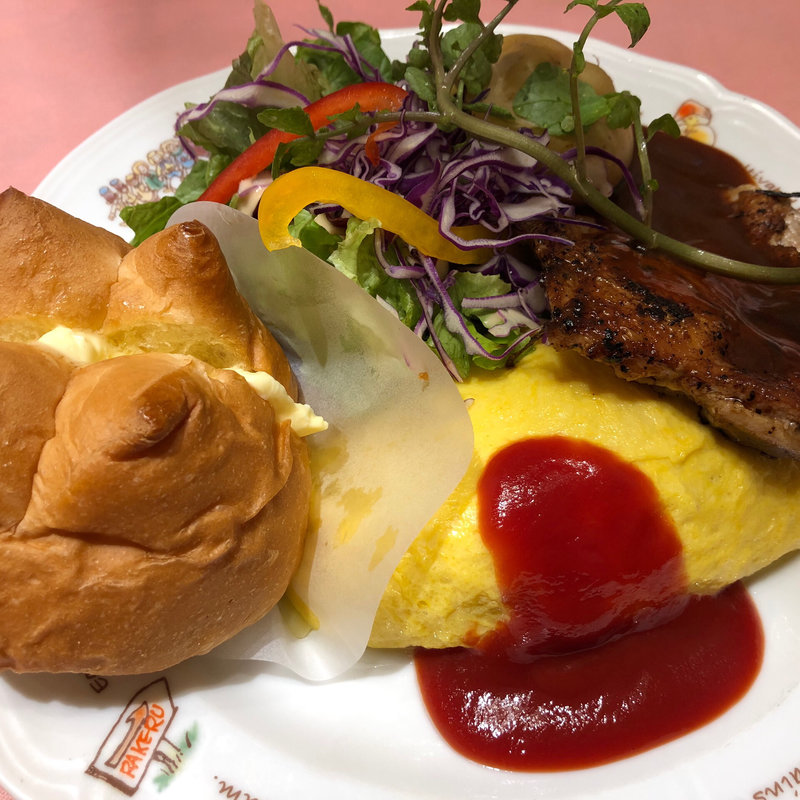 KUKUチキンライスのオムライスと桜姫鶏のステーキ(RAKERU PAN 北千住マルイ店)