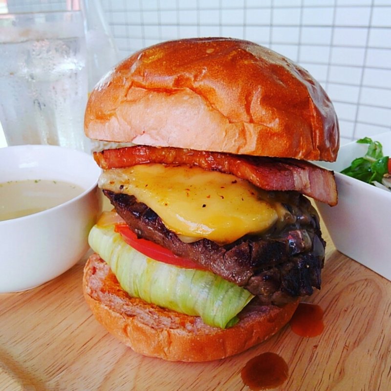 華咲もみじバーガー ベーコンチーズ(炭火焼き和牛ハンバーガー店 MOMIJI)