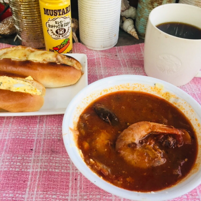 卵とチーズミートドッグにトマトシュリンプスープ 少し肌寒くなってきたから、やっぱり朝はスープがあったまる〜〜 (BOXX Coffee & X-presso)