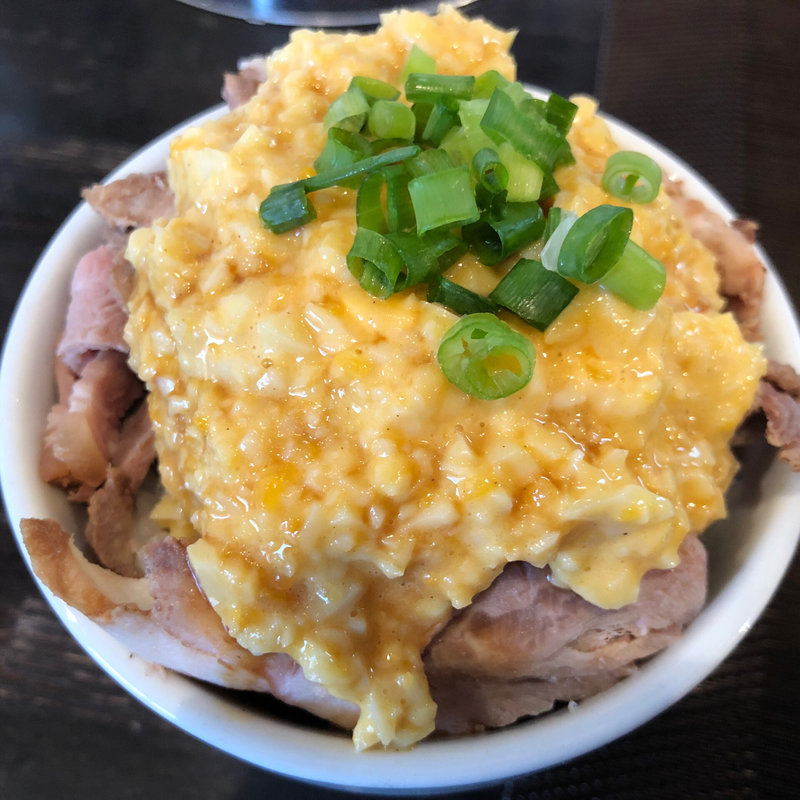 タルタル肉丼(らーめん FLYINGチキン野郎)