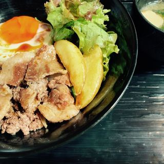 牛カルビスタミナ丼(ザ・ステーキ・バー)