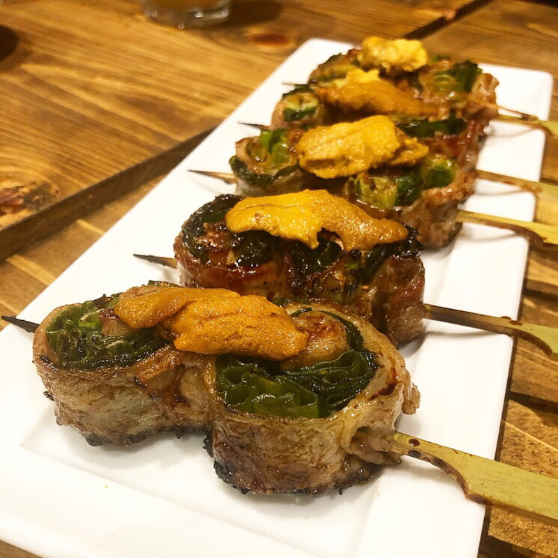 九条ネギの肉巻き うにのせ(炭焼スタンドツジヤ)