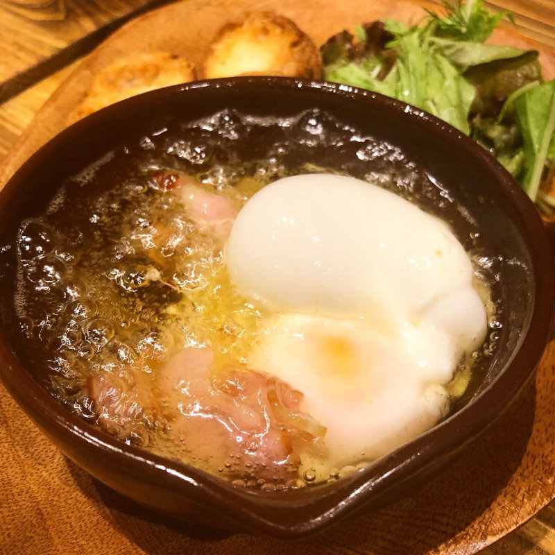 ハムエッグのアヒージョ(炭焼スタンドツジヤ)