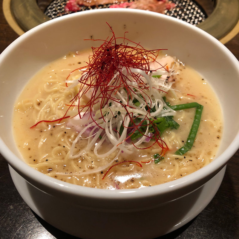 じっくりと炊き出した濃厚鶏白湯ラーメン(ワンカルビ 伊丹南野店)