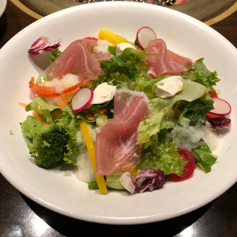 生ハムとクリームチーズのサラダ〜香草オリーブオイルをかけて〜(ワンカルビ 伊丹南野店)