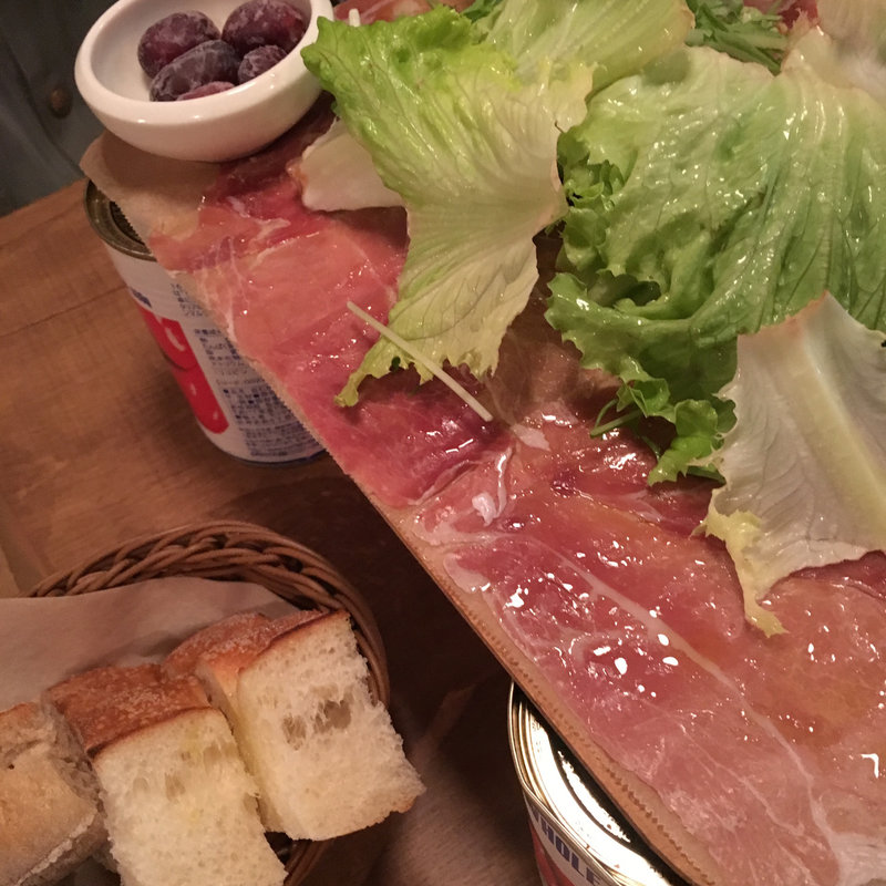 イタリア産＆スペイン産 生ハムとサラミのてんこ盛りハーフ(ワインの酒場。Di PUNTO 心斎橋店)