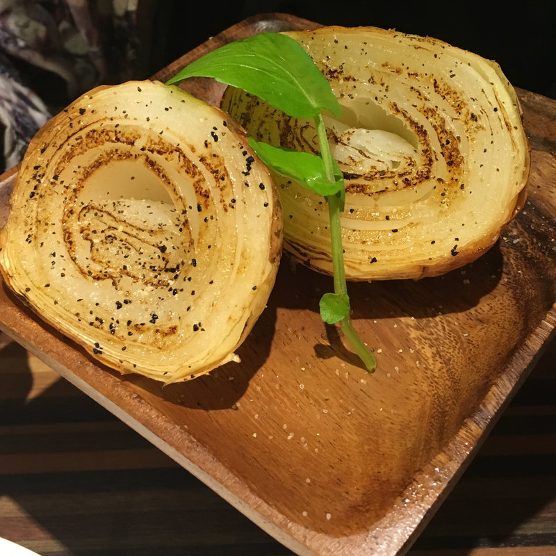 丸ごと玉ねぎ ロメスコソース(駅前ワインビストロ わたなべ精肉店 徳島駅前店)