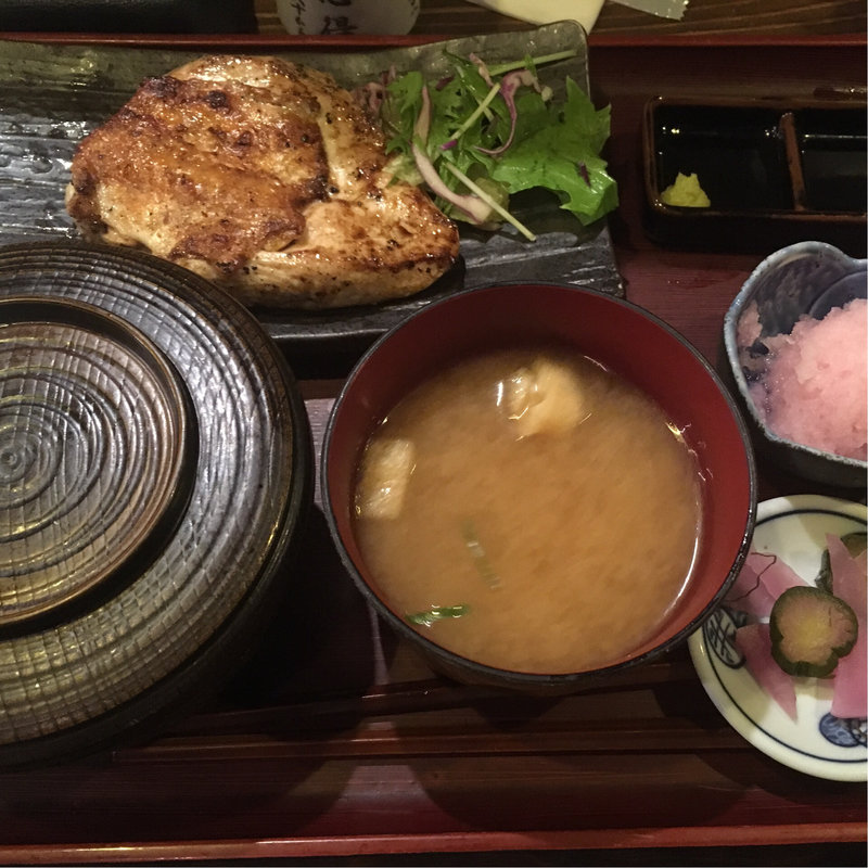 大山鶏の香味刺身定食(炭火焼専門食処 白銀屋 西八の分店)
