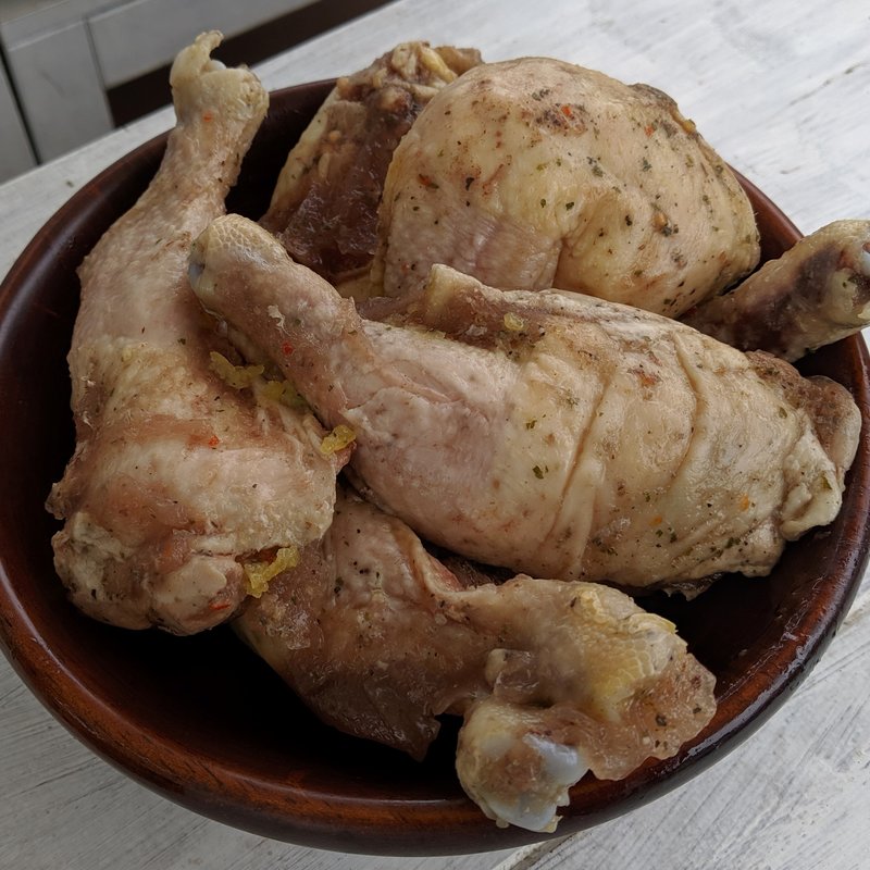 骨付き鶏もも肉のチキンバジルグリル(THE BBQ BEACH スポル品川大井町店)