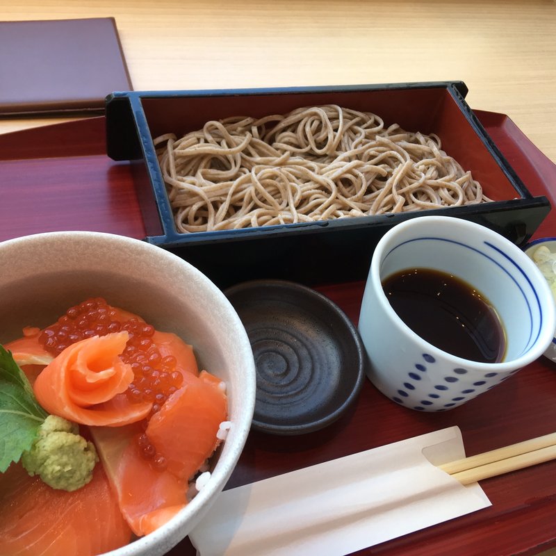 サーモンいくら丼と蕎麦のセット(そばじ アトレ川崎店)