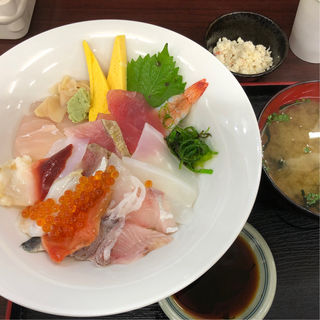 海鮮丼(鮮魚と魚の唐揚げ　琉球 （【旧店名】琉球丸）)
