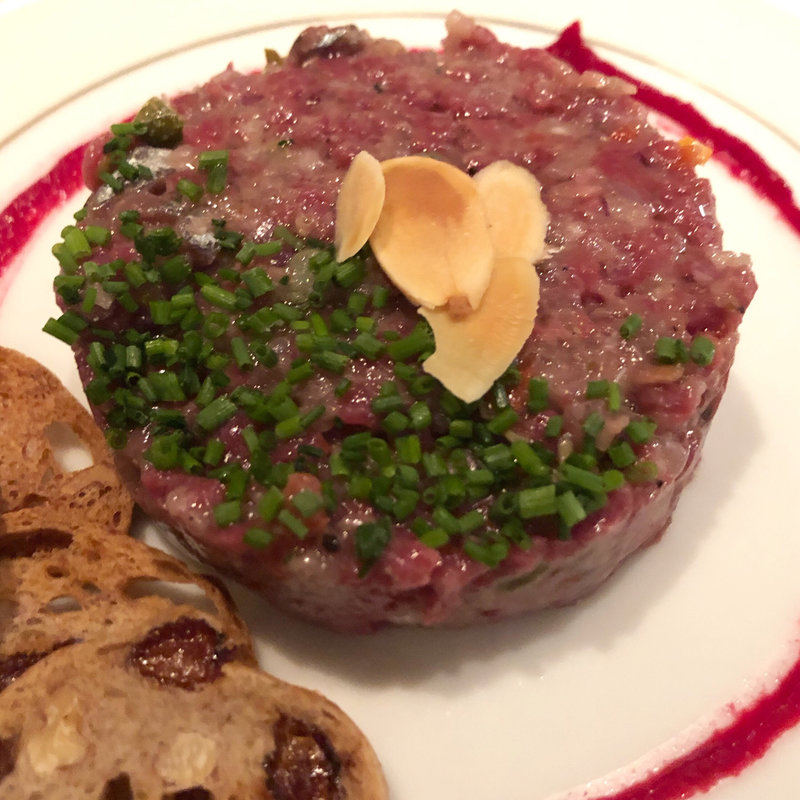 秋刀魚と馬肉のタルタル  ビーツのジュレ(au deco )