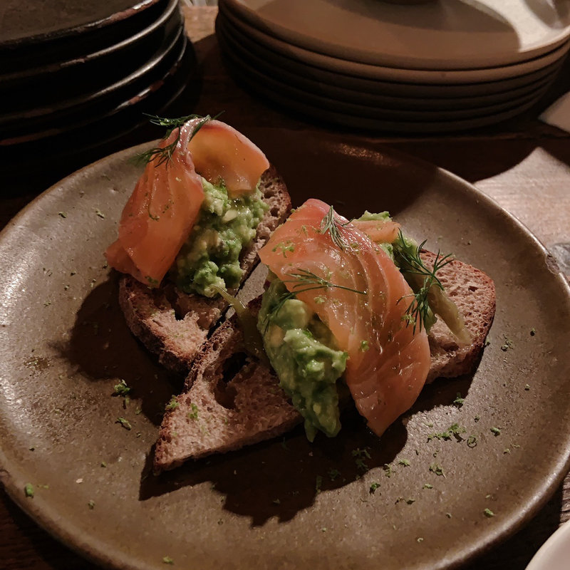 サーモンのワカモレ(bistro rojiura)