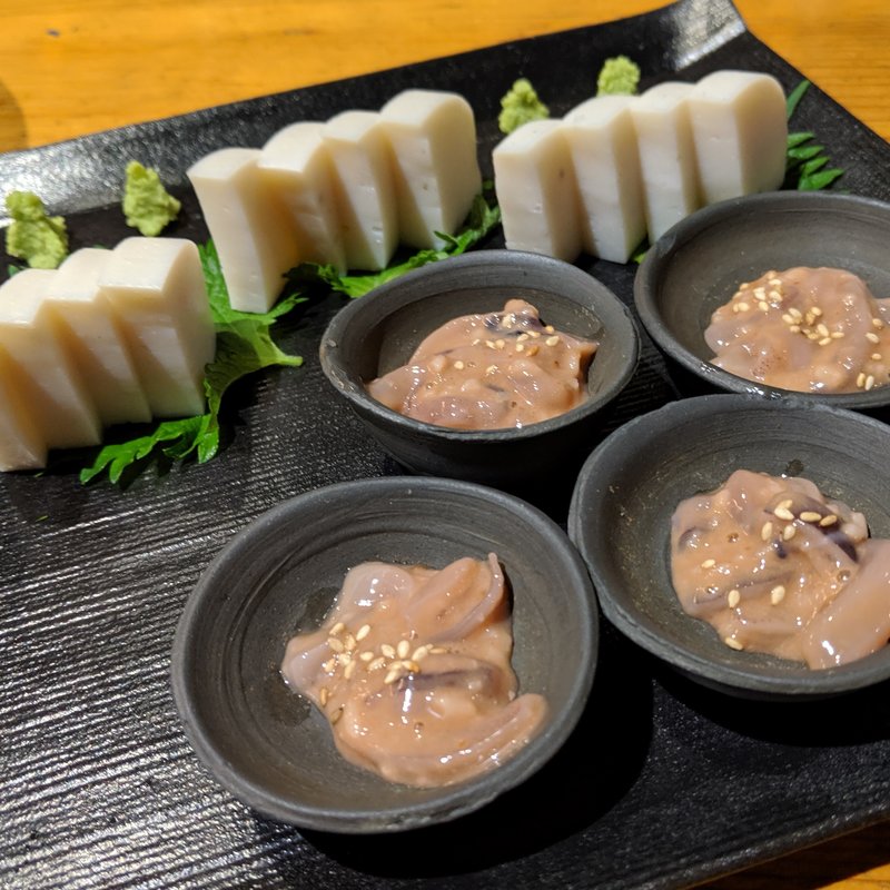 鈴廣かまぼこと美濃屋吉兵衛さんの塩辛(彩酒亭 洞(サイシュテイ ホラ)居酒屋)