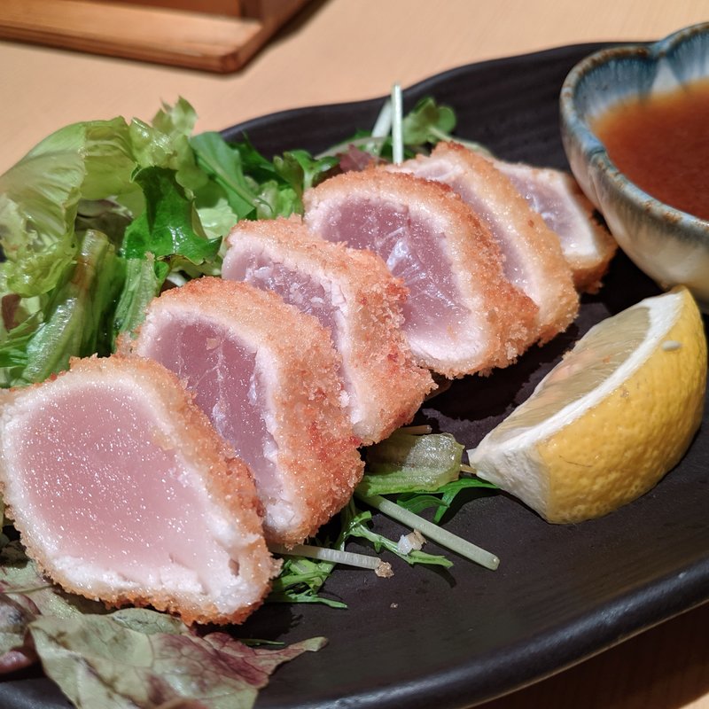 マグロのレアカツ(情熱江戸前酒場 とらえもん　神田駅前店)