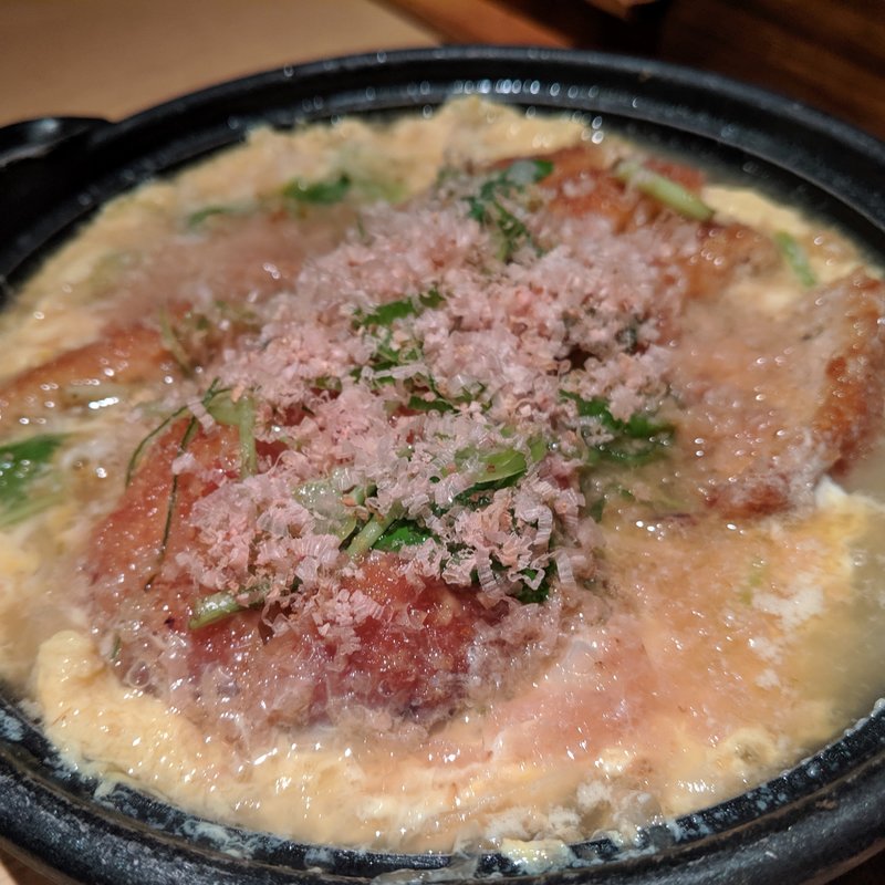 熟成肉のメンチカツ　ニラ玉とじ(情熱江戸前酒場 とらえもん　神田駅前店)