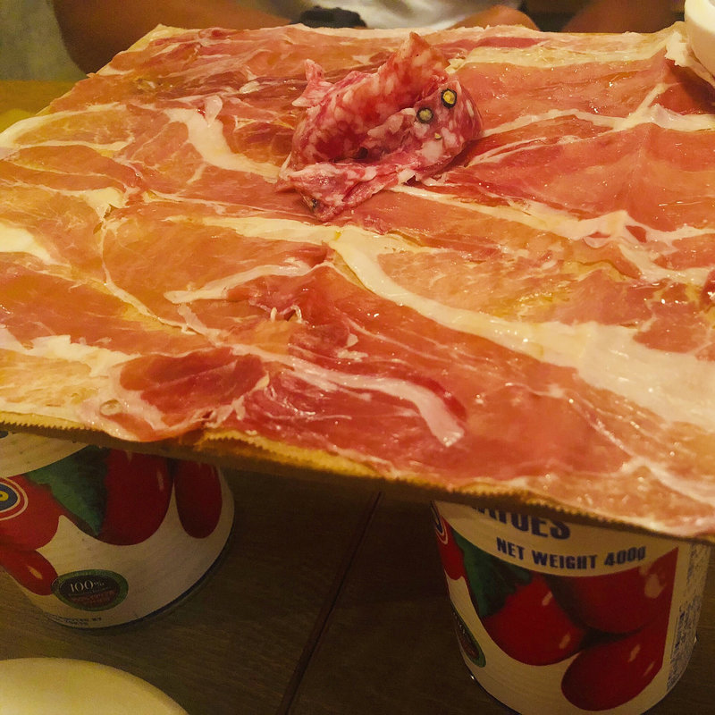 生ハムとサラミのてんこ盛り ハーフ(ワインの酒場。ディプント武蔵小杉店)