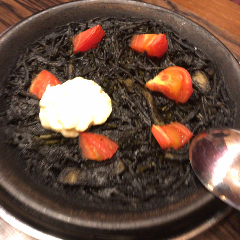 パスタのパエリア「フィデウア」スペイン産チョリソーと半熟卵添え(下町バル ながおか屋)