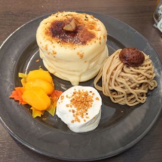 モンブランブリュレパンケーキ～季節のフルーツ添え～(Cafe du Paris)