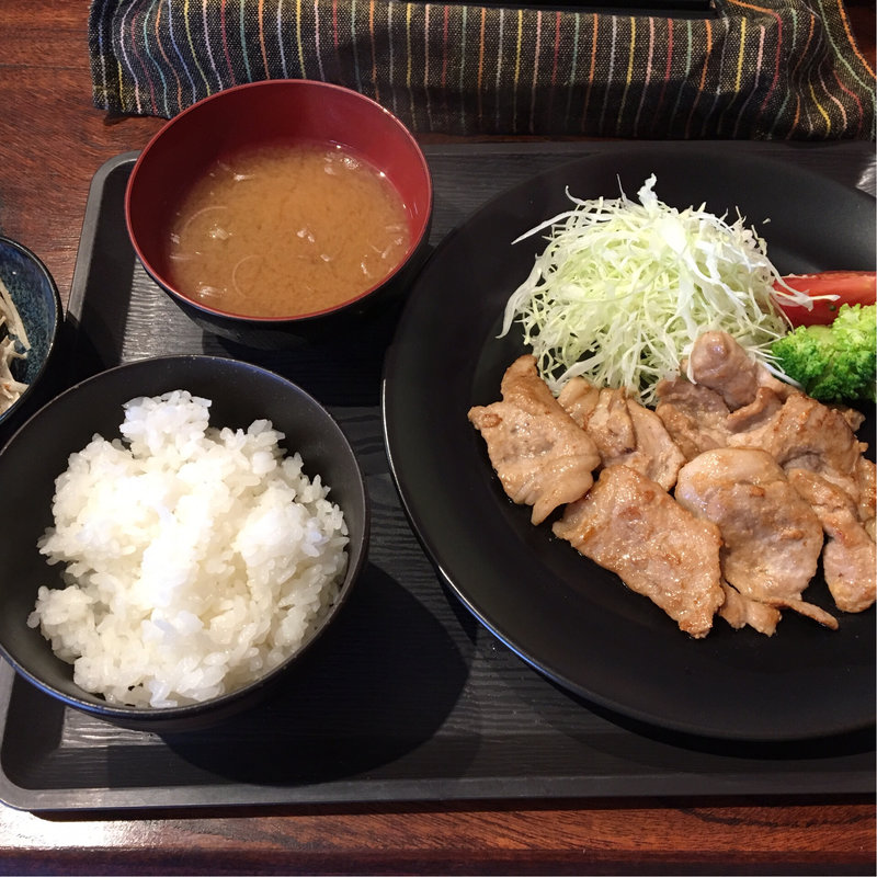 生姜焼き定食+小鉢（ごぼうサラダ）(おうちごはん 笑べ)