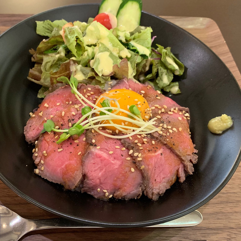 ローストビーフ丼(カフェバール poco a poco)