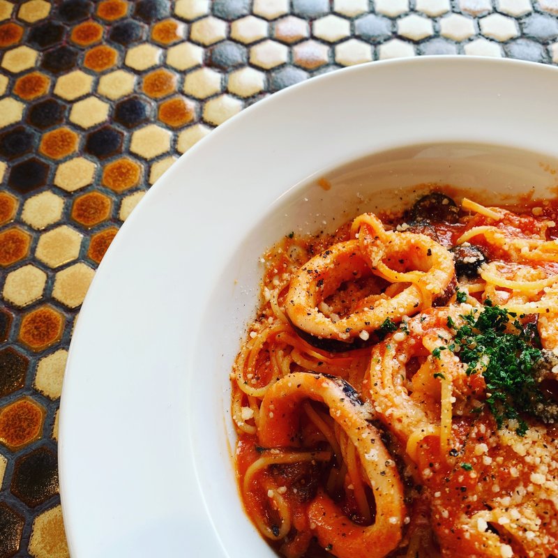 スルメイカとレンコンブラックオリーブのトマトソース(バルバラマーケットプレイス　NU chayamachi店)