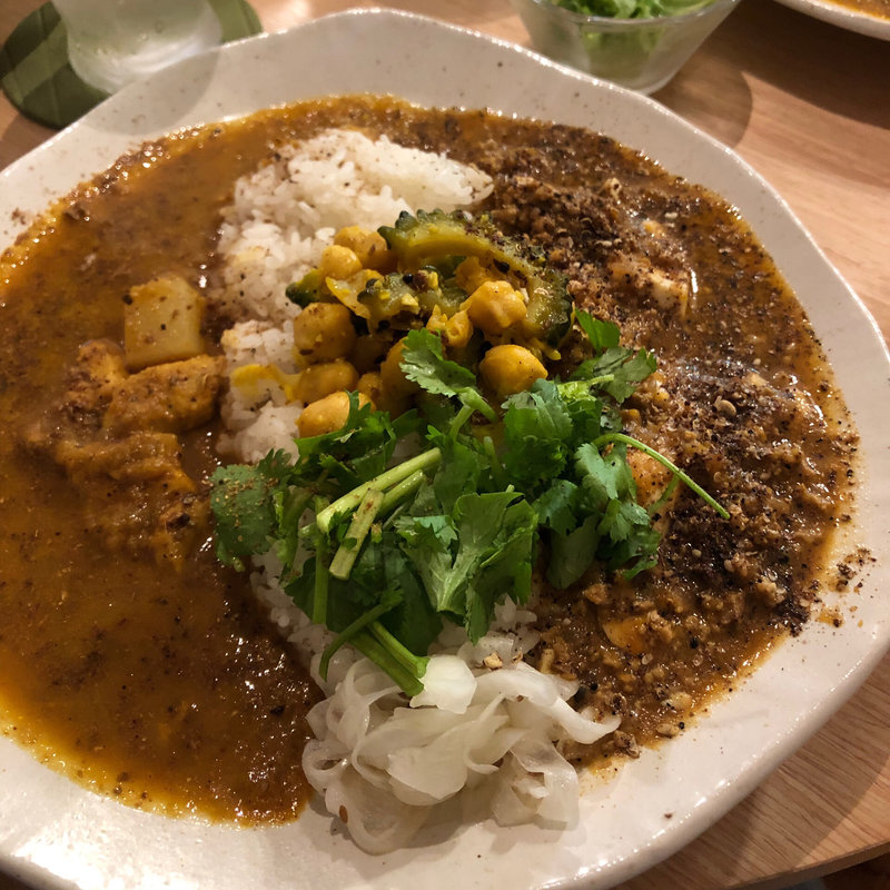 麻辣豚バラキーマカレーとチキンカレーのあいがけ(curry phakchi(パクチー))