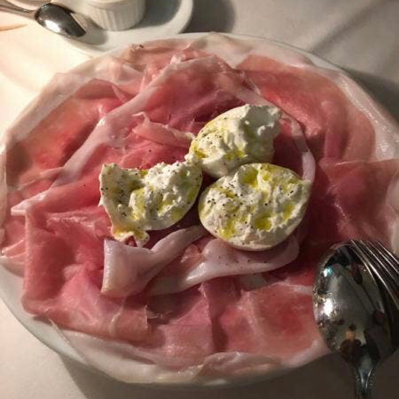 生ハムとブッラータ(ステーキ&トラットリア カルネジーオ)