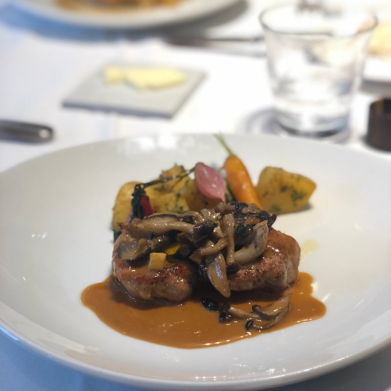 国産豚フィレ肉のムニエル　じゃが芋、茸のソテー 　マルサラ酒風味ポワブラードソース 4000円コース(ラ ファソン 古賀)
