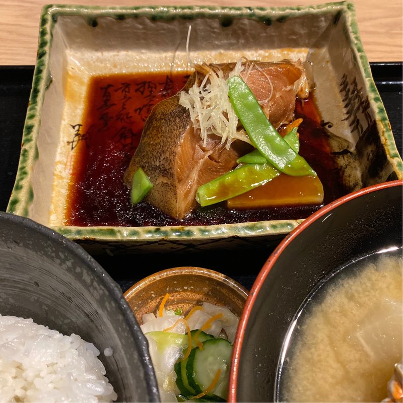 カレイの煮付け定食(いかの墨 新宿駅南口マインズタワー店)