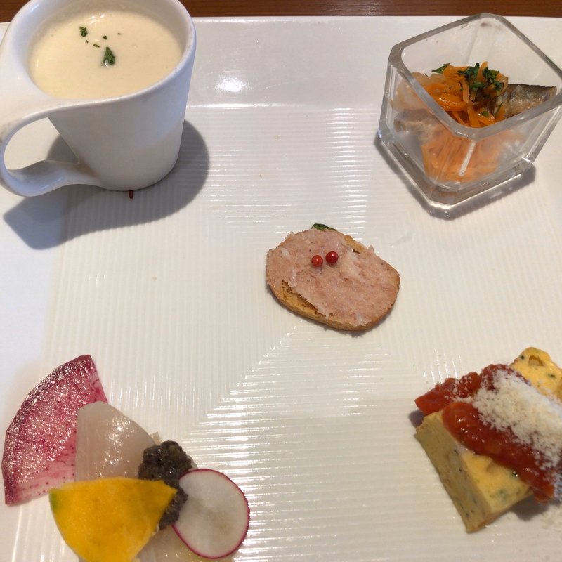 スペシャルランチ（前菜盛り合わせ、パスタ、メイン、パン、デザート、コーヒー）(アマルフィイ・モデルナ)