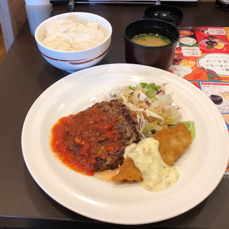 日替わりランチ（ハンバーグトマトソースと白身魚フライ）(ガスト 赤坂見附店)