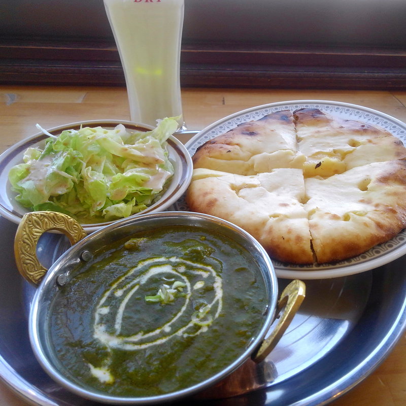 ほうれん草チキンカレー　チーズナン(タージマハル)