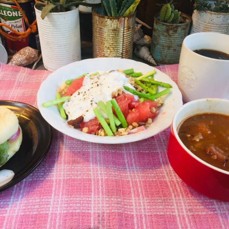 サラダチーズマフィンとグレープフルーツとバナナのグリーンサラダに野菜たっぷりシーフードスープ (BOXX Coffee & X-presso)