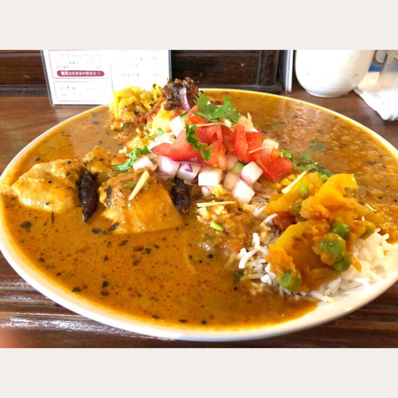 トマトココナッツチキンカリー＆ダール(ガネーシュン)