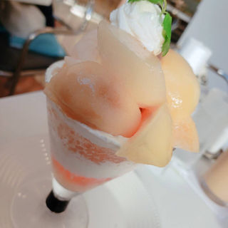 桃のパフェ(新宿高野本店 タカノフルーツパーラー)