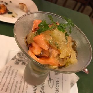 サーモンとグレープフルーツのサラダ(Bar Restaurante Hisa （バル　レスタウランテ　ヒサ）)