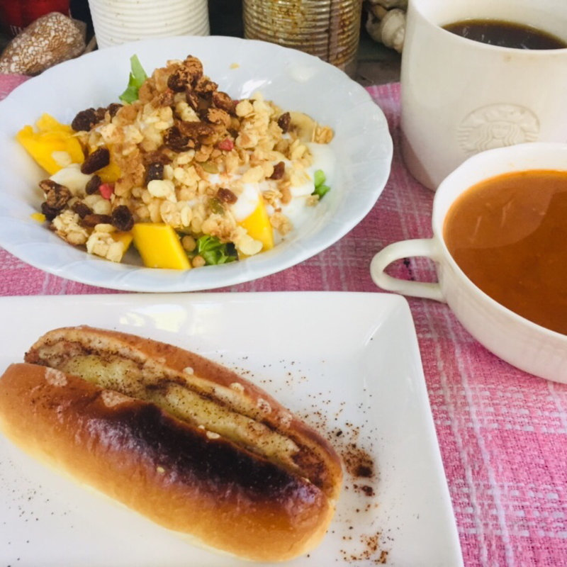 チーズタコミートドッグとバナナマンゴーグリーンサラダに五穀米ミネストローネ(BOXX Coffee & X-presso)