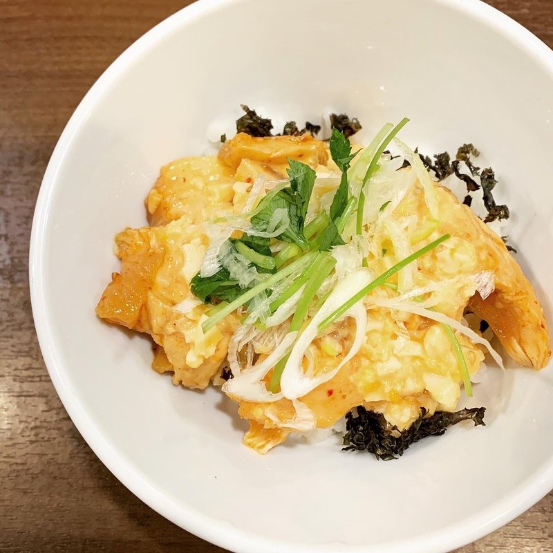 地鶏ユッケ丼(八咫烏)