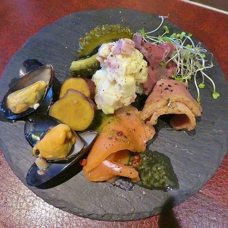 シェフのおまかせ前妻盛り合わせ(宇宙と描いてSAKABAとよむ)