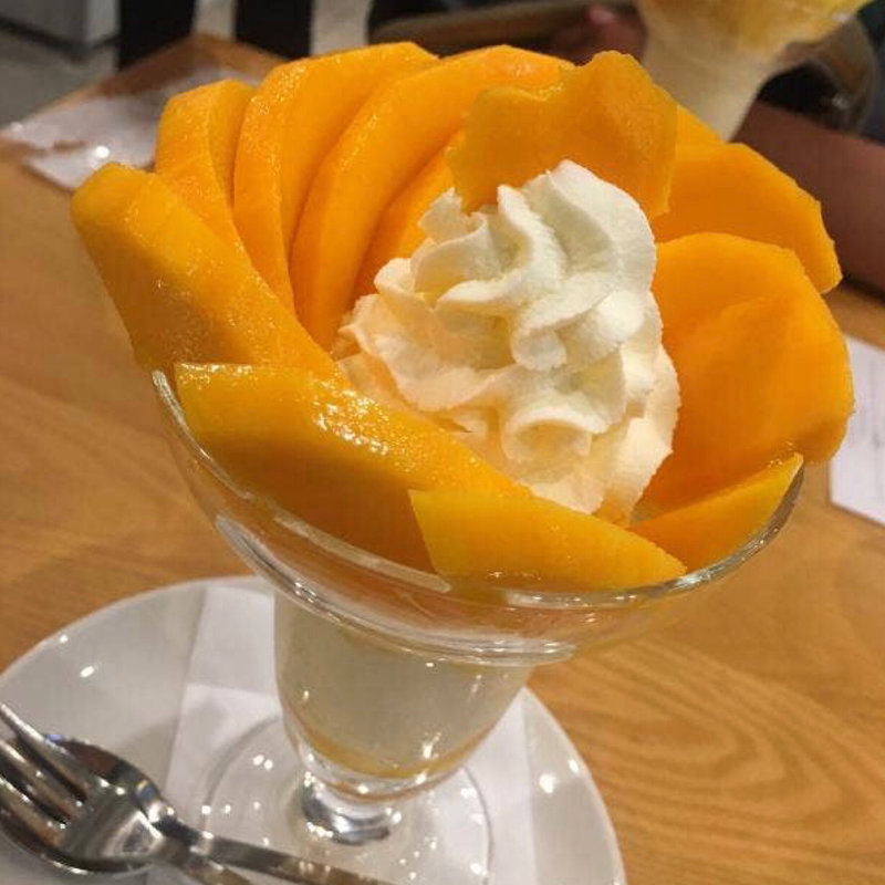 宮崎産の完熟マンゴーのパフェ(フルーツパーラーゴトー )