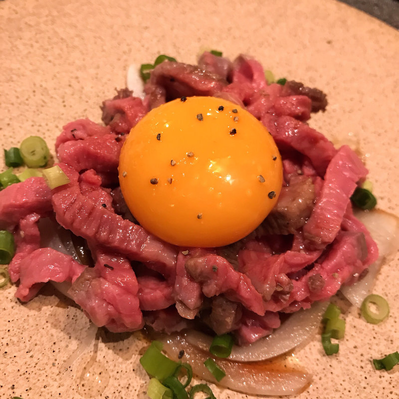 黒毛和牛の黄金ユッケ(成田肉横丁)