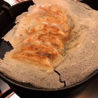 鉄鍋黒豚餃子(成田肉横丁)