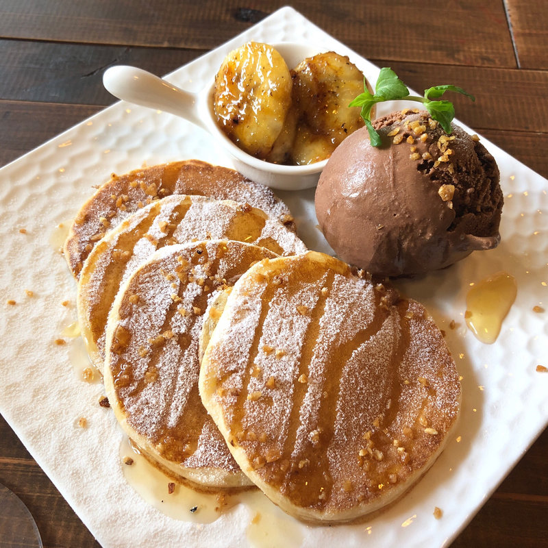 バナナキャラメリゼとアイスのパンケーキ(リラクゼーション&カフェ コトリエ)