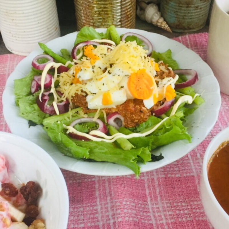 レッドオニオンとアスパラのタコライス  にビーブベジタブル スープとフルーツヨーグルト(BOXX Coffee & X-presso)