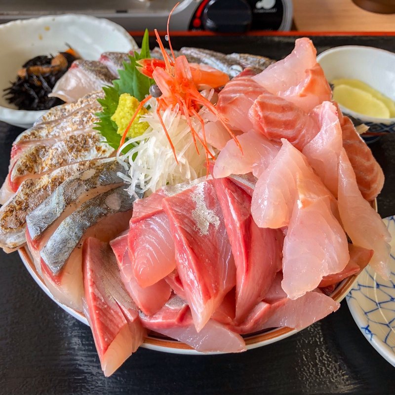 氷見浜丼 はんさ盛り(魚市場食堂)
